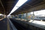 1024px-JR_Makuhari_Station_platform_-_Dec_29_2011